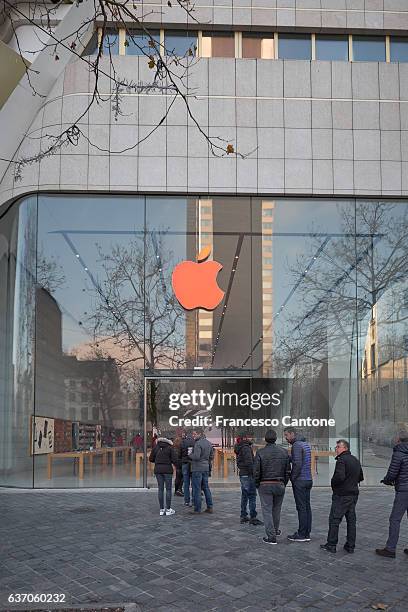 people queue outside brussels main apple store - apple store stock pictures, royalty-free photos & images