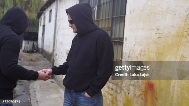 drug dealer selling portions of heroine - sell marijuana place stock pictures, royalty-free photos & images
