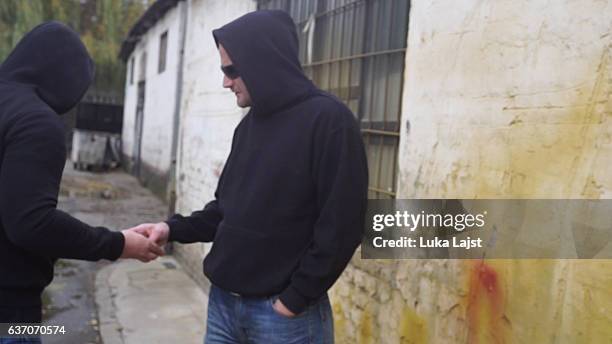 drug dealer selling portions of heroine - drug gang stock pictures, royalty-free photos & images