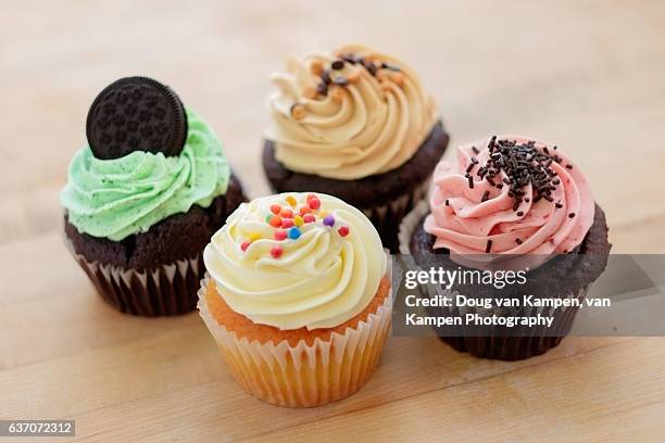 gourmet cupcakes - magdalena con glaseado fotografías e imágenes de stock