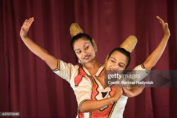 kandyan dancer during the show, kandy, sri lanka - kandyan dancer stockfoto's en -beelden