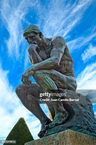 the thinker (french: le penseur) at the rodin's museum in paris, france - museu rodin paris - fotografias e filmes do acervo