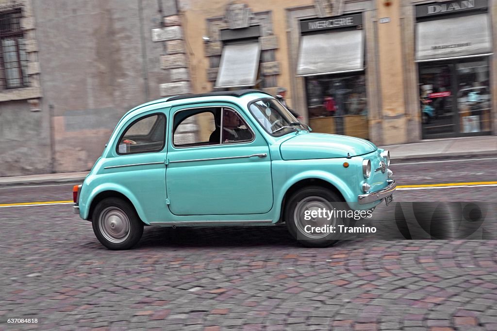 Klassischer Fiat 500 in Bewegung