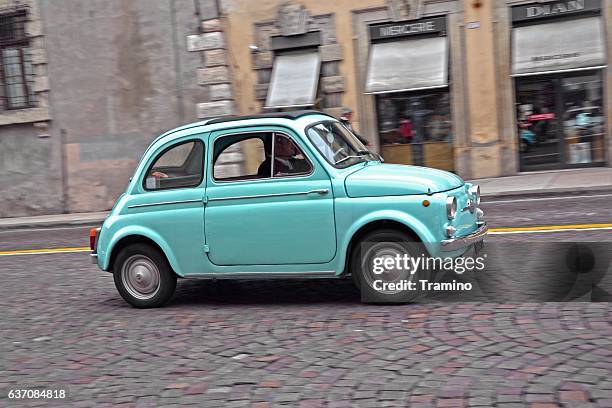 classic fiat 500 in motion - fiat 500 stockfoto's en -beelden