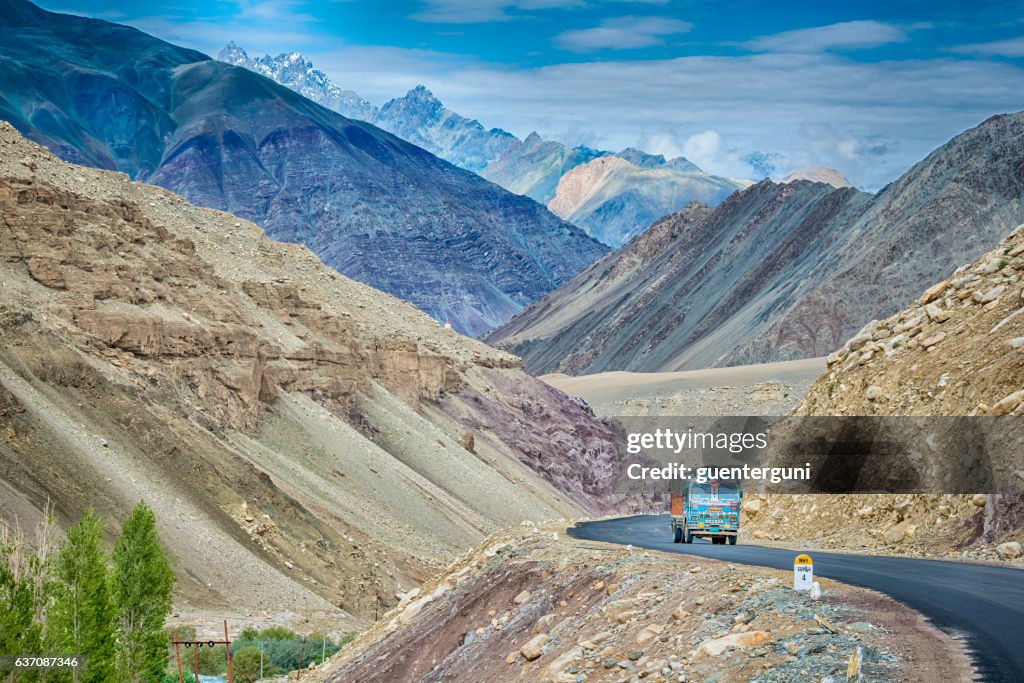 Camion indiano sull'autostrada Srinagar-Leh nel Ladakh, India