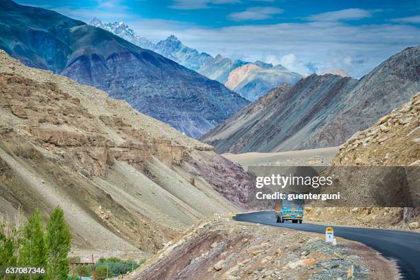 indian truck on the srinagar-leh highway in ladakh, india - cordilheira karakorum imagens e fotografias de stock