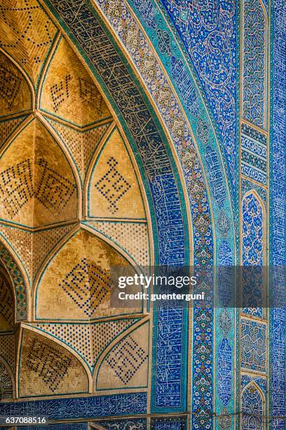 berühmte fliesenarbeiten in jameh oder freitagsmoschee von isfahan, iran - isfahan stock-fotos und bilder
