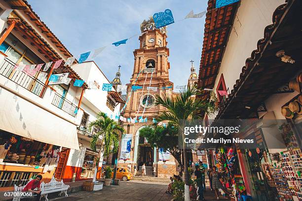 メキシコの有名な教会 - puerto vallarta ストックフォトと画像