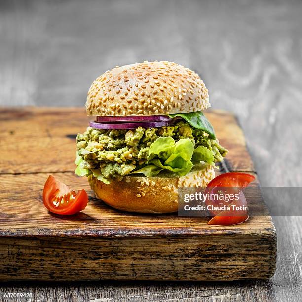 vegetarian burger - veggie burger fotografías e imágenes de stock