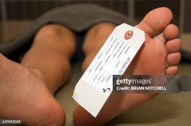 toe tag tied to a corpse in a mortuary - toe tag stock pictures, royalty-free photos & images