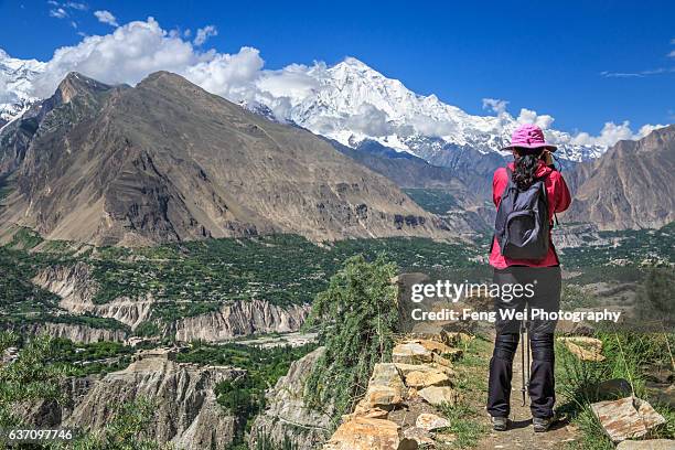 female trekker taking photos on ultar trek, karimabad, hunza valley, gilgit-baltistan, pakistan - hunza valley stock-fotos und bilder