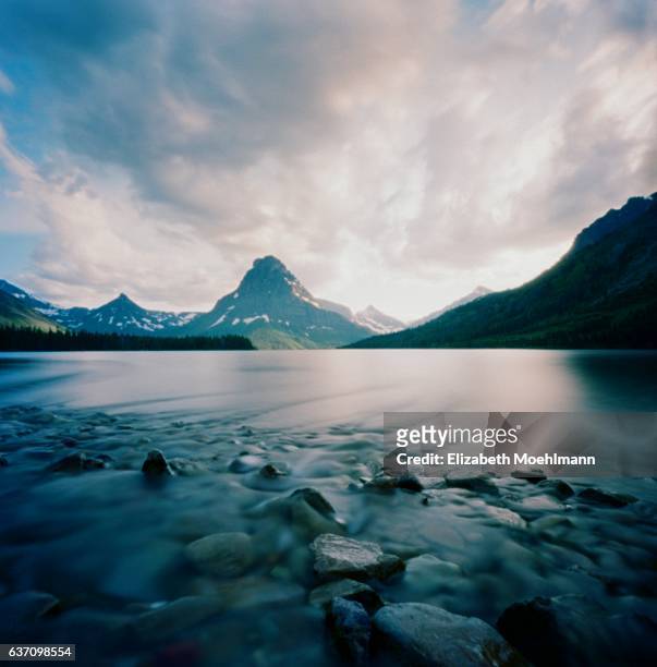 two medicine lake, glacier national park - two medicine lake montana stock-fotos und bilder