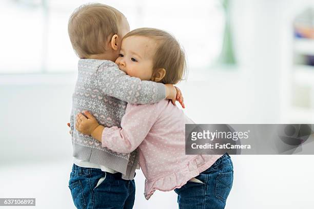 sich umarmende twins - free tiny girls stock-fotos und bilder