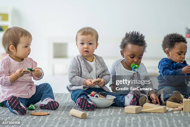 bébés jouant avec des blocs - fat twins photos et images de collection