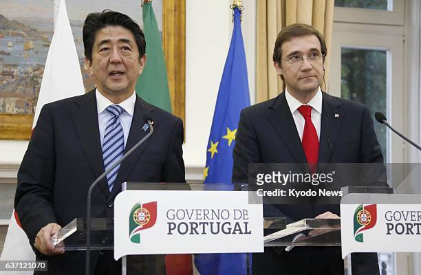 Portugal - Visiting Japanese Prime Minister Shinzo Abe and Portuguese Prime Minister Pedro Passos Coelho hold a joint press conference in Lisbon on...