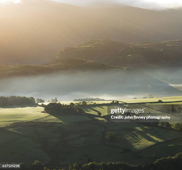 castlerigg stone circle in the cumbrian mountains at sunrise. lake district national park. uk. - loughrigg fells stock-fotos und bilder