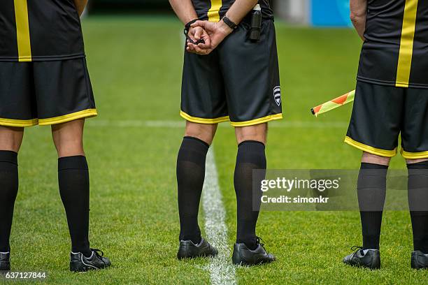 cantando el himno nacional - soccer referee fotografías e imágenes de stock