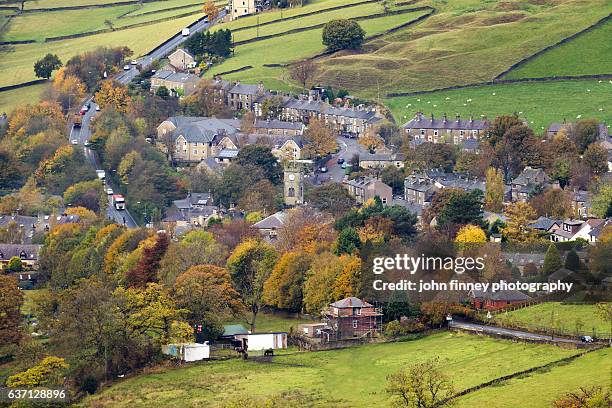 derbyshire village of hayfield in the peak district national park. uk - buxton inglaterra fotografías e imágenes de stock