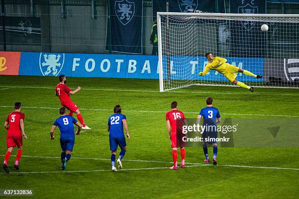 marcar un gol - soccer goal fotografías e imágenes de stock