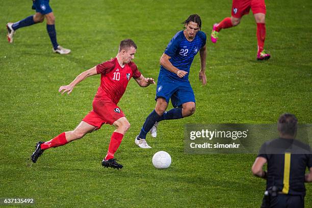 jogadores de futebol a jogar futebol - soccer player imagens e fotografias de stock