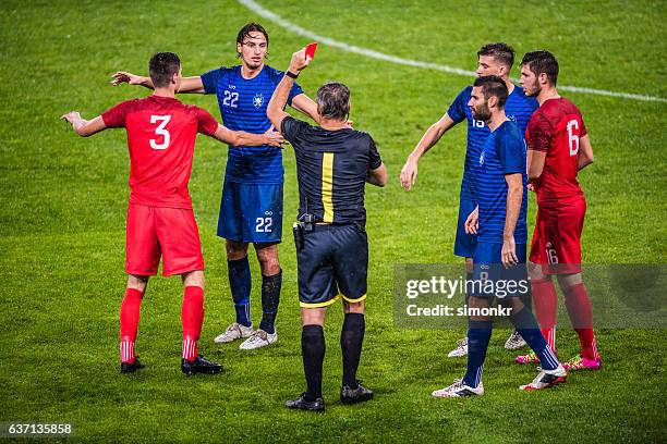 referee holds up red card - autoriteit stockfoto's en -beelden