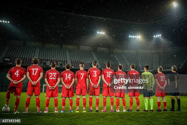 football team in a row - time de futebol imagens e fotografias de stock