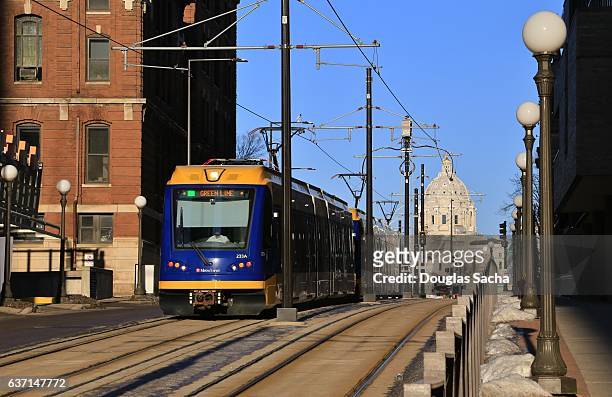 streetcar with the minnesota state capital in background, st. paul, minnesota, usa - métro léger photos et images de collection