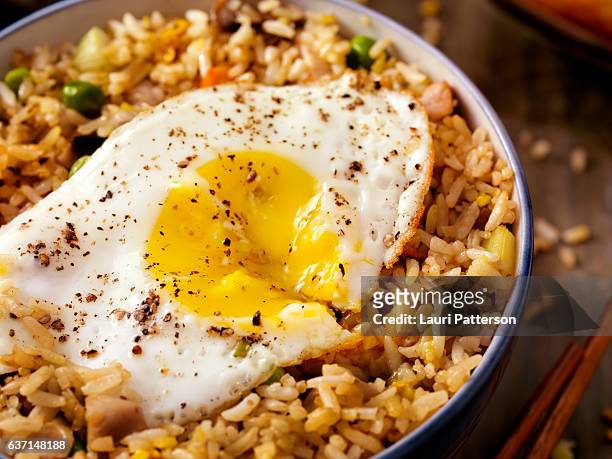 breakfast fried egg with rice - gebakken rijst stockfoto's en -beelden