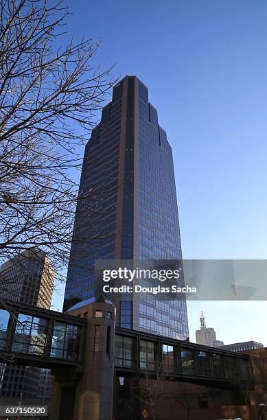 downtown office tower, wells fargo place, saint paul, minnesota, usa - fargo skyline stock pictures, royalty-free photos & images