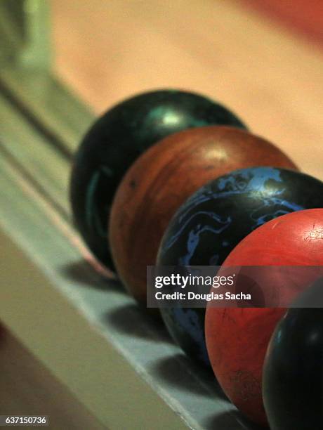 bowling balls lined up at the bowling alley - bowling party stock-fotos und bilder