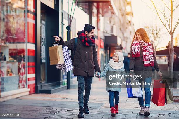 買い物の若い家族 - christmas shopping �ストックフォトと画像