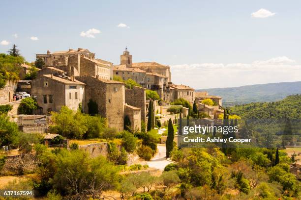gordes, a hill top village above apt in the luberon, provence, france. - village foto e immagini stock