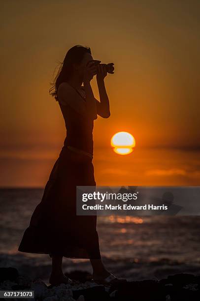 sunset with tourist with camera, hawaii - anaehoomalu bay stockfoto's en -beelden