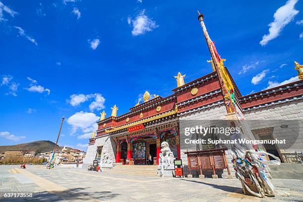 songzanlin temple also known as the ganden sumtseling monastery, is a tibetan buddhist monastery in zhongdian city( shangri-la), yunnan province china and is closely potala palace in lhasa - songzanlin monastery stock-fotos und bilder