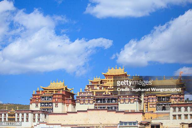 songzanlin temple also known as the ganden sumtseling monastery, is a tibetan buddhist monastery in zhongdian city( shangri-la), yunnan province china and is closely potala palace in lhasa - songzanlin monastery stock pictures, royalty-free photos & images