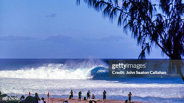 surfing at the pipeline - haleiwa stock-fotos und bilder