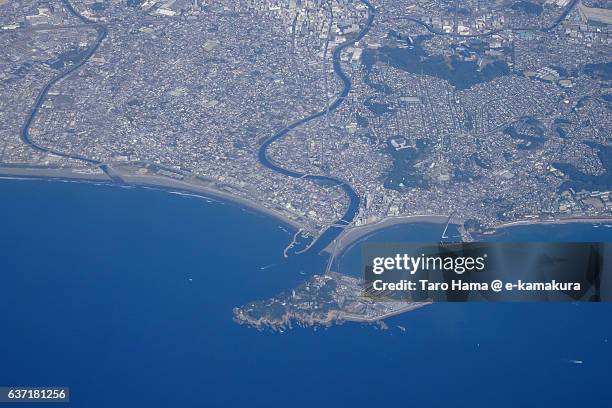 kamakura, fujisawa cities and enoshima island from airplane - kamakura stock-fotos und bilder