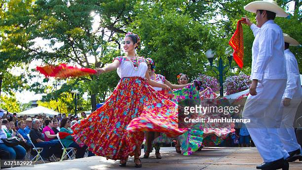 santa fe, nm: troupe performs mexican folk dance on plaza - santa fé imagens e fotografias de stock
