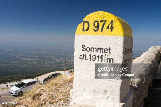 the summit marker of mont ventoux, the world famous mountain stage of the tour de france. - monte ventoso foto e immagini stock