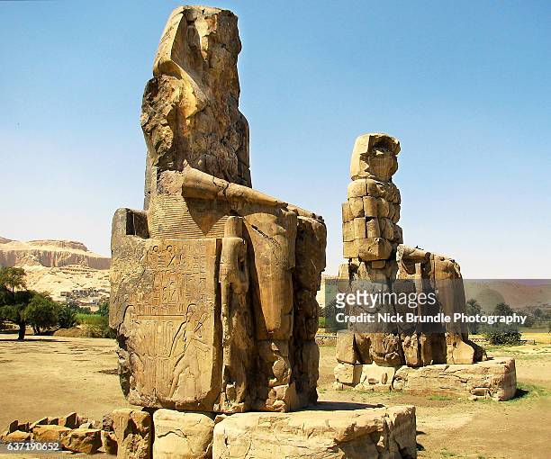 colossi of memnon, luxor, egypt - colossi of memnon stock pictures, royalty-free photos & images