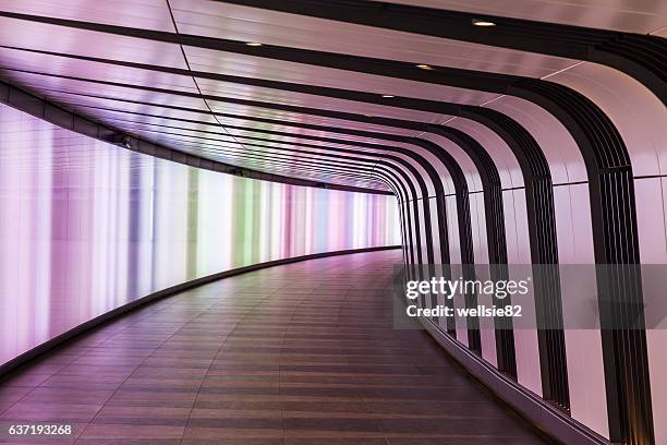 kings cross walkway - estación de king's cross fotografías e imágenes de stock