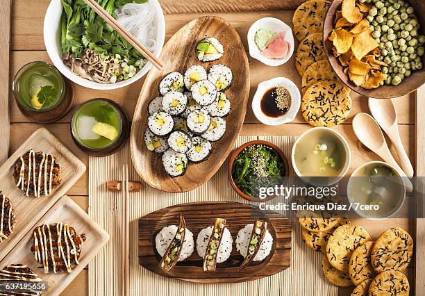 japanese dinner banquet - cuisine japonaise photos et images de collection