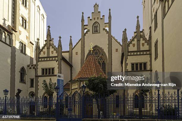 maisel synagogue in the former prague jewish ghetto, bohemia, czech republic. - mieneke andeweg stock pictures, royalty-free photos & images