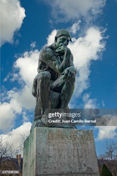 the thinker (french: le penseur) in paris, france, at the musee rodin - museu rodin paris - fotografias e filmes do acervo