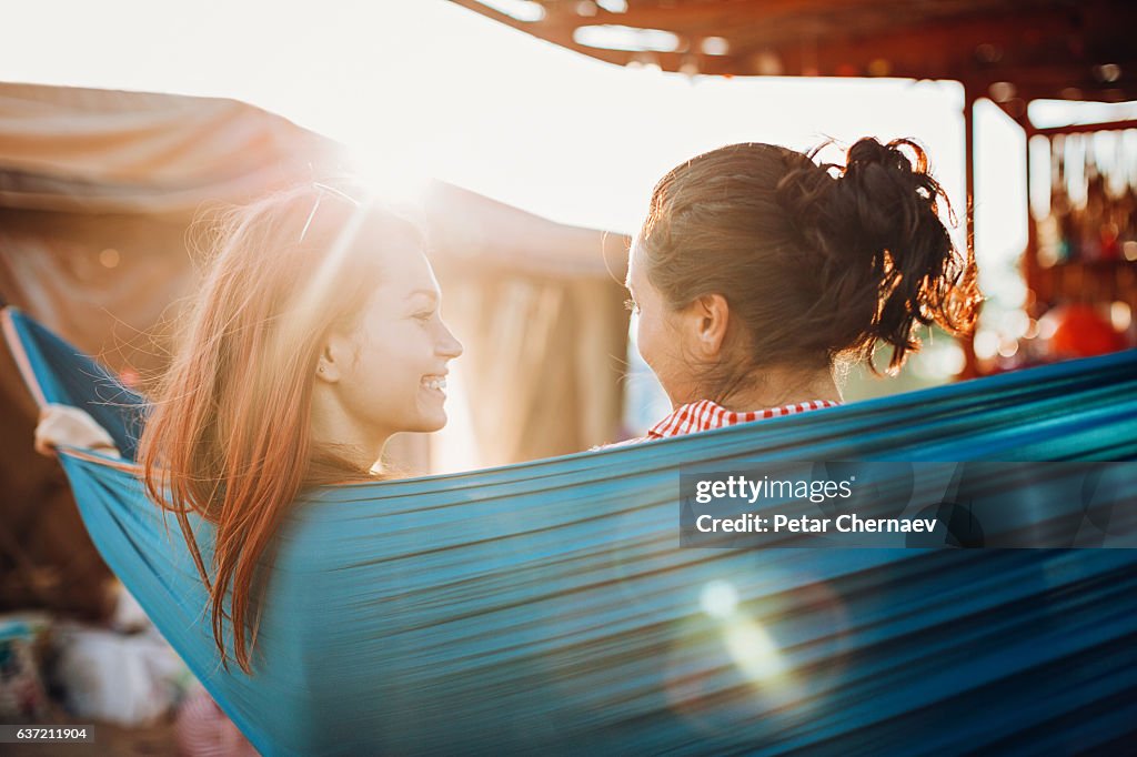 Couple de copines se reposant dans un hamac