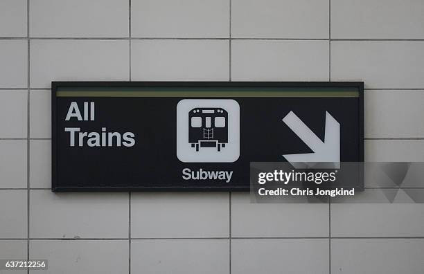 all trains sign - sinal do metrô sinal informativo - fotografias e filmes do acervo