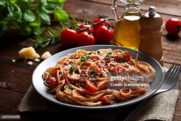 pasta plate - saus stockfoto's en -beelden