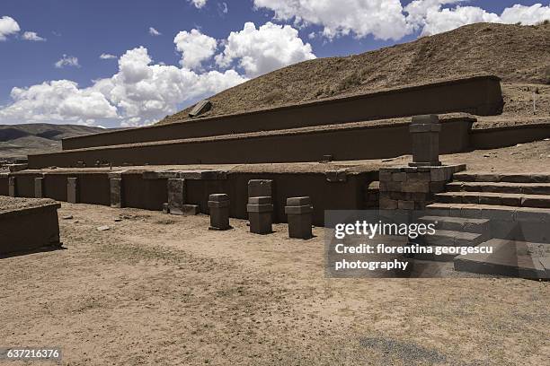 akapana pyramid of the pre-columbian archeological site of tiwanaku, bolivia - ruïnes van tiahuanaco stockfoto's en -beelden