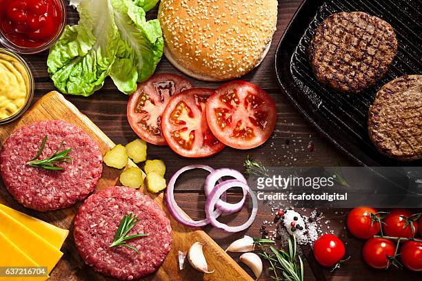 preparing cheeseburger - burger on grill imagens e fotografias de stock