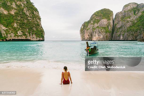 donna sulla spiaggia di maya bay - tailandia foto e immagini stock
